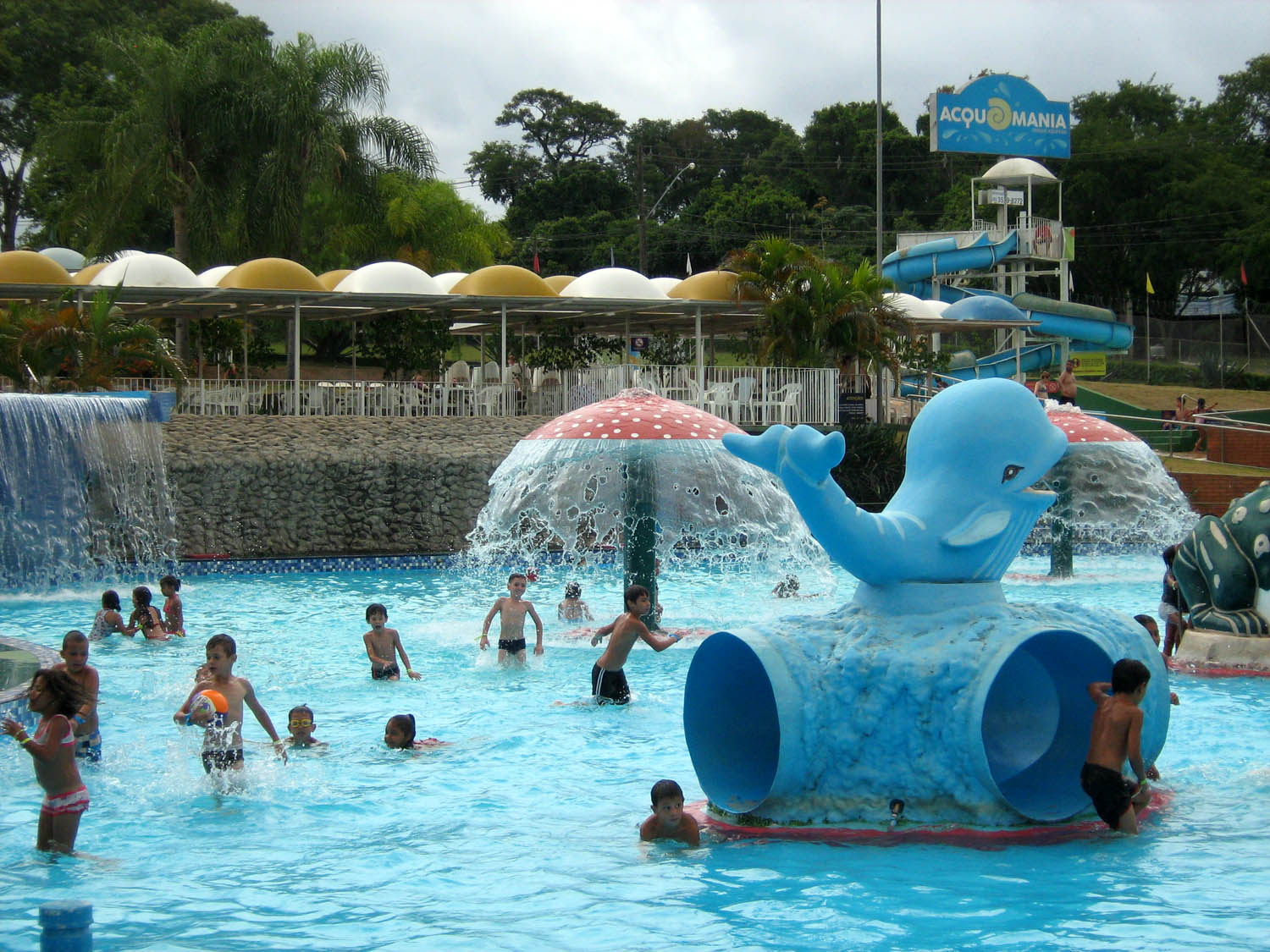 Brinquedos-e-tobogãs-garantem-diversão-para-todas-as-idades